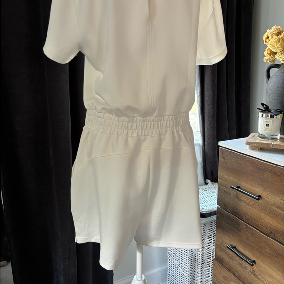 NWOT ! White Short Sleeve Romper - Picture 5 of 5
